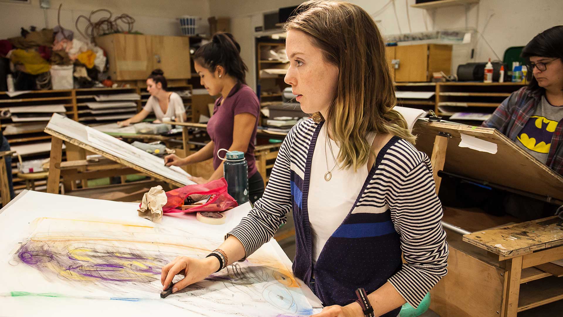 A student enrolled in a drawing class.